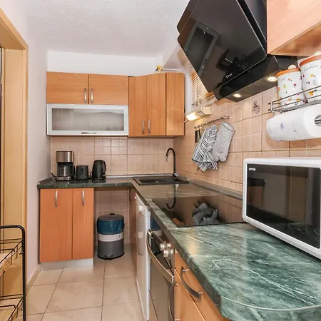 Relaxing 2bd Apartment, Ground Floor - Walk To Old Town