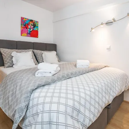 Relaxing 2bd Apartment, Ground Floor - Walk To Old Town Apartamento Split