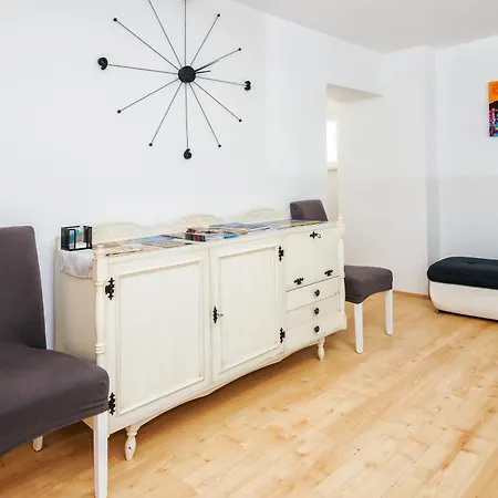 Relaxing 2bd Apartment, Ground Floor - Walk To Old Town * Split
