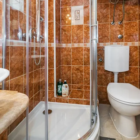 Relaxing 2bd Apartment, Ground Floor - Walk To Old Town Apartment