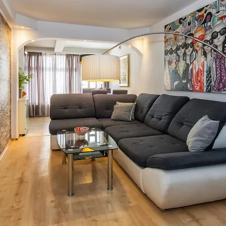 Relaxing 2bd Apartment, Ground Floor - Walk To Old Town Apartamento Split