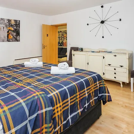 Relaxing 2bd Apartment, Ground Floor - Walk To Old Town Apartamento Split
