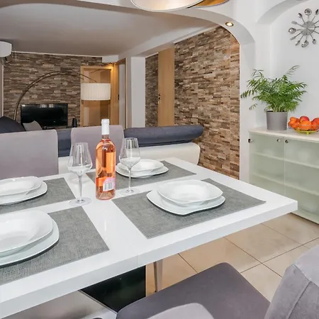 Relaxing 2bd Apartment, Ground Floor - Walk To Old Town Apartamento Split
