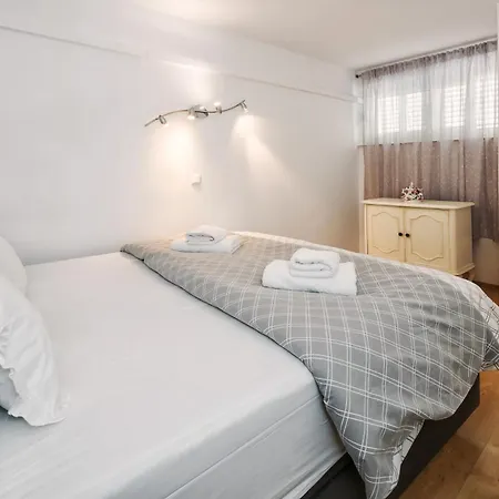 Relaxing 2bd Apartment, Ground Floor - Walk To Old Town Split