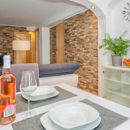 Relaxing 2bd Apartment, Ground Floor - Walk To Old Town Apartamento Split