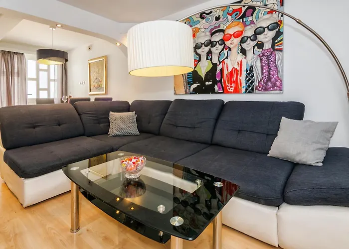 Relaxing 2bd Apartment, Ground Floor - Walk To Old Town Apartment *
