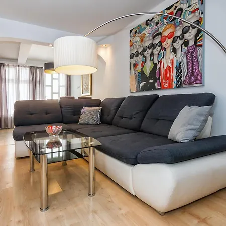 Relaxing 2bd Apartment, Ground Floor - Walk To Old Town Daire