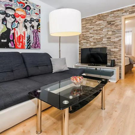 Relaxing 2bd Apartment, Ground Floor - Walk To Old Town Daire *