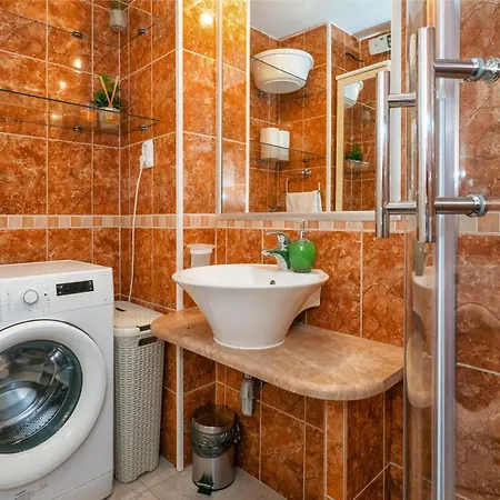 Daire Relaxing 2bd Apartment, Ground Floor - Walk To Old Town Split