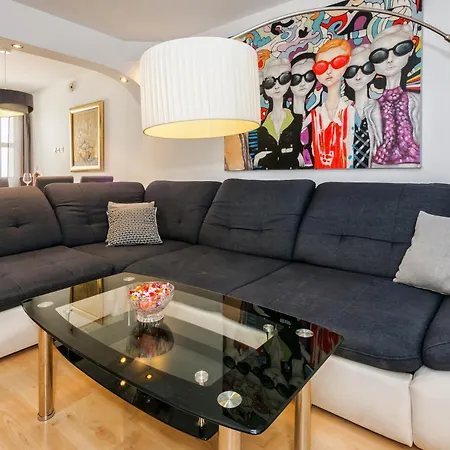 Relaxing 2bd Apartment, Ground Floor - Walk To Old Town Daire *