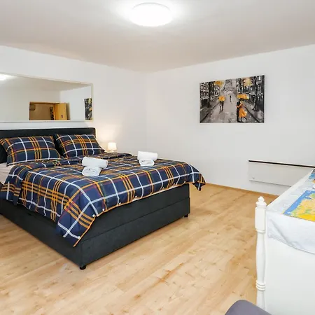 Daire Relaxing 2bd Apartment, Ground Floor - Walk To Old Town Split